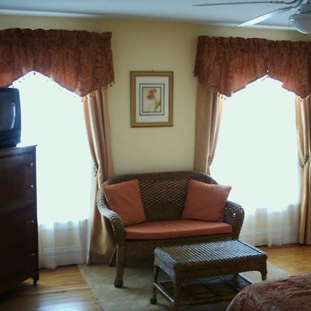 Four Creeks Bed & Breakfast Girard Δωμάτιο φωτογραφία